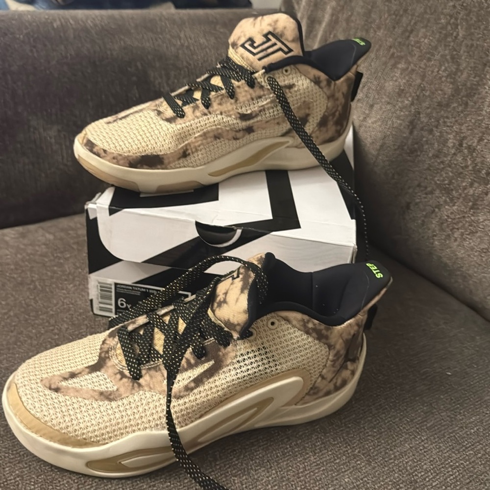 Jordan Tatum 1 Fossil/Black 6  Youth Basketball Shoes EUC ready for school.